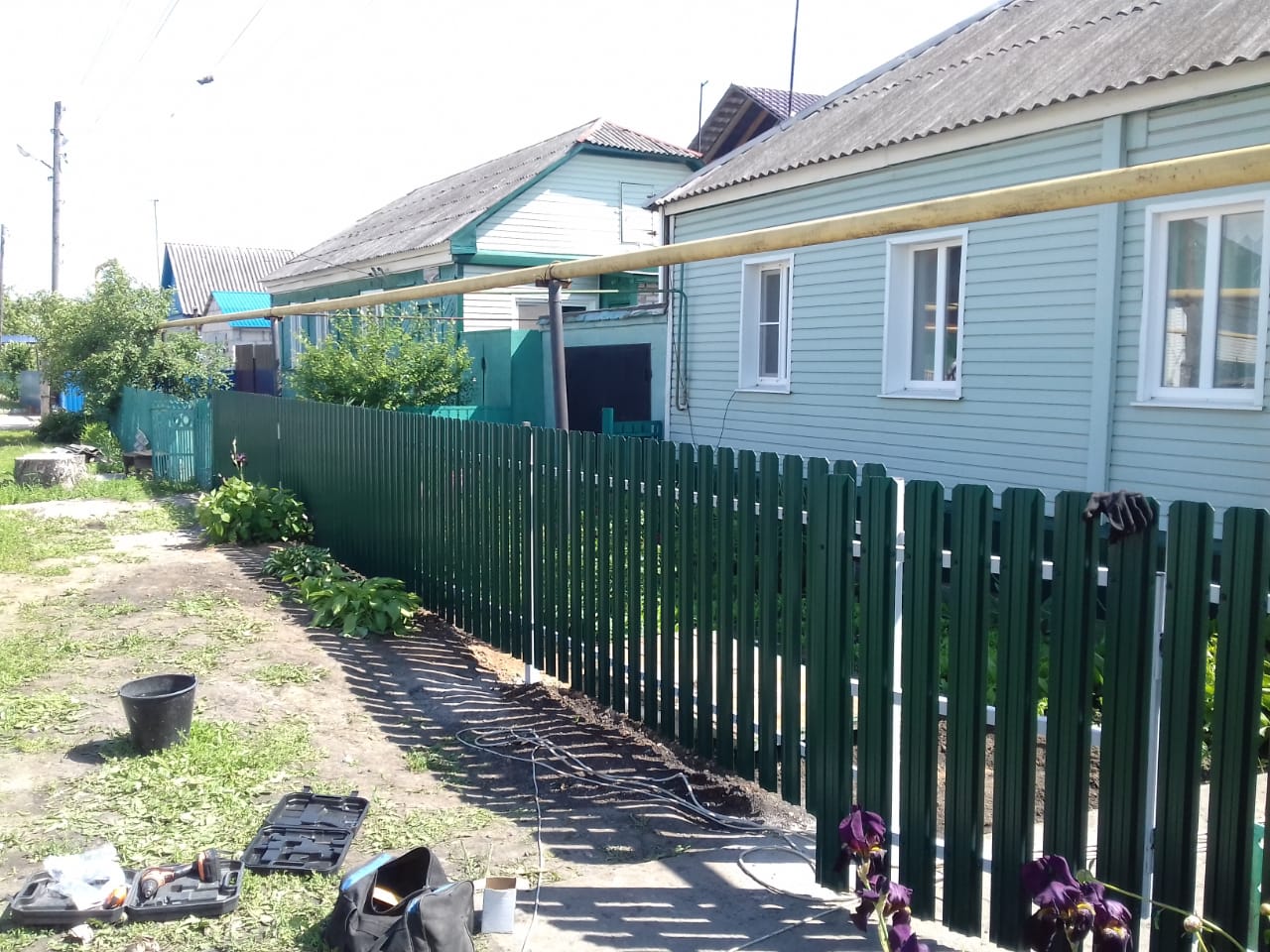 Комбинированный забор 25м штакетник и профлист, ворота, калитка фото в Алматы