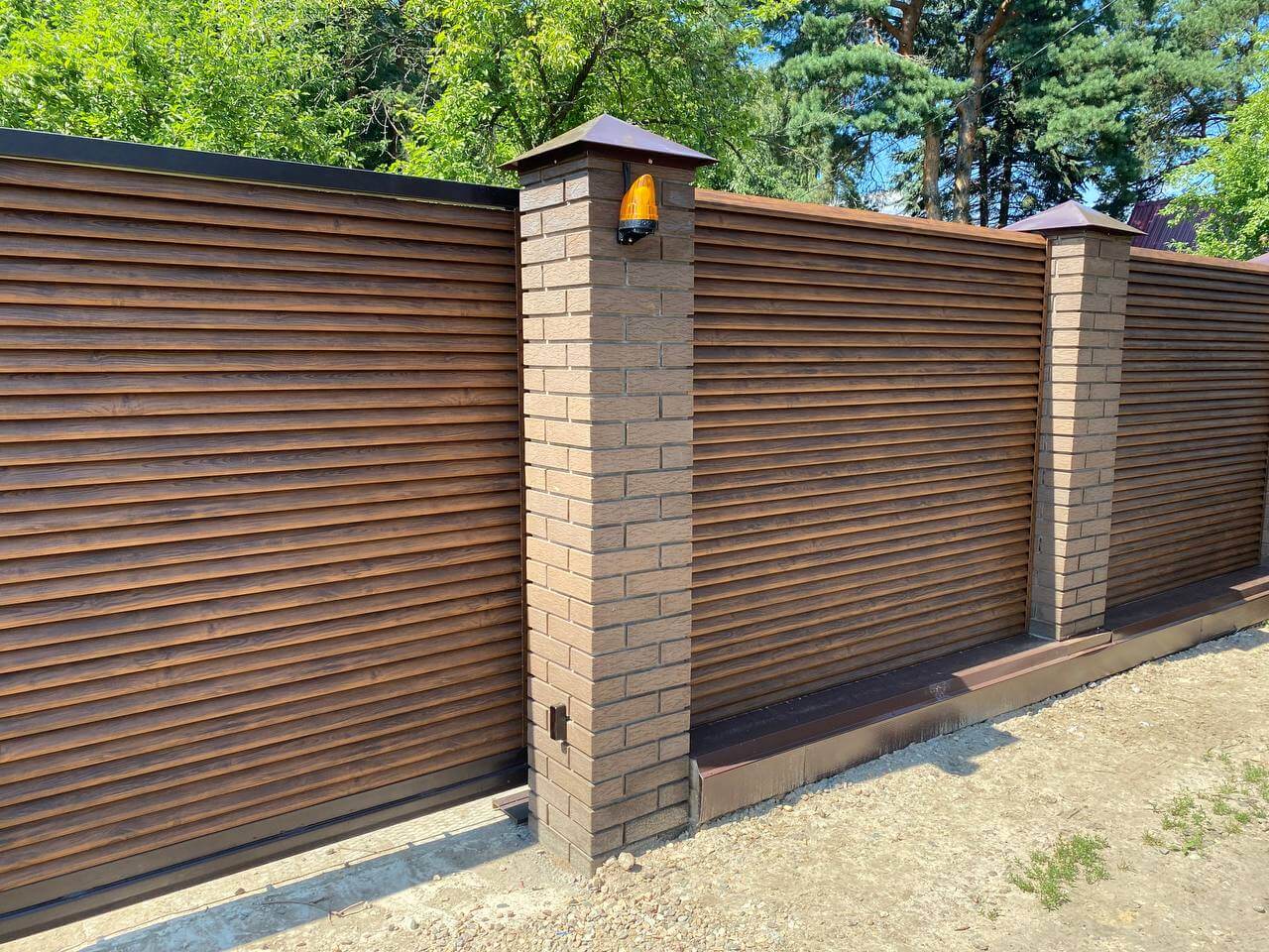 Забор-жалюзи с ламелями Реснички Printech Каштан фото1 в Алматы