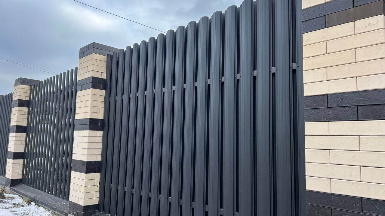 Забор из металлического штакетника RAL9005 Черный МАТТЕ фото 4 в Алматы