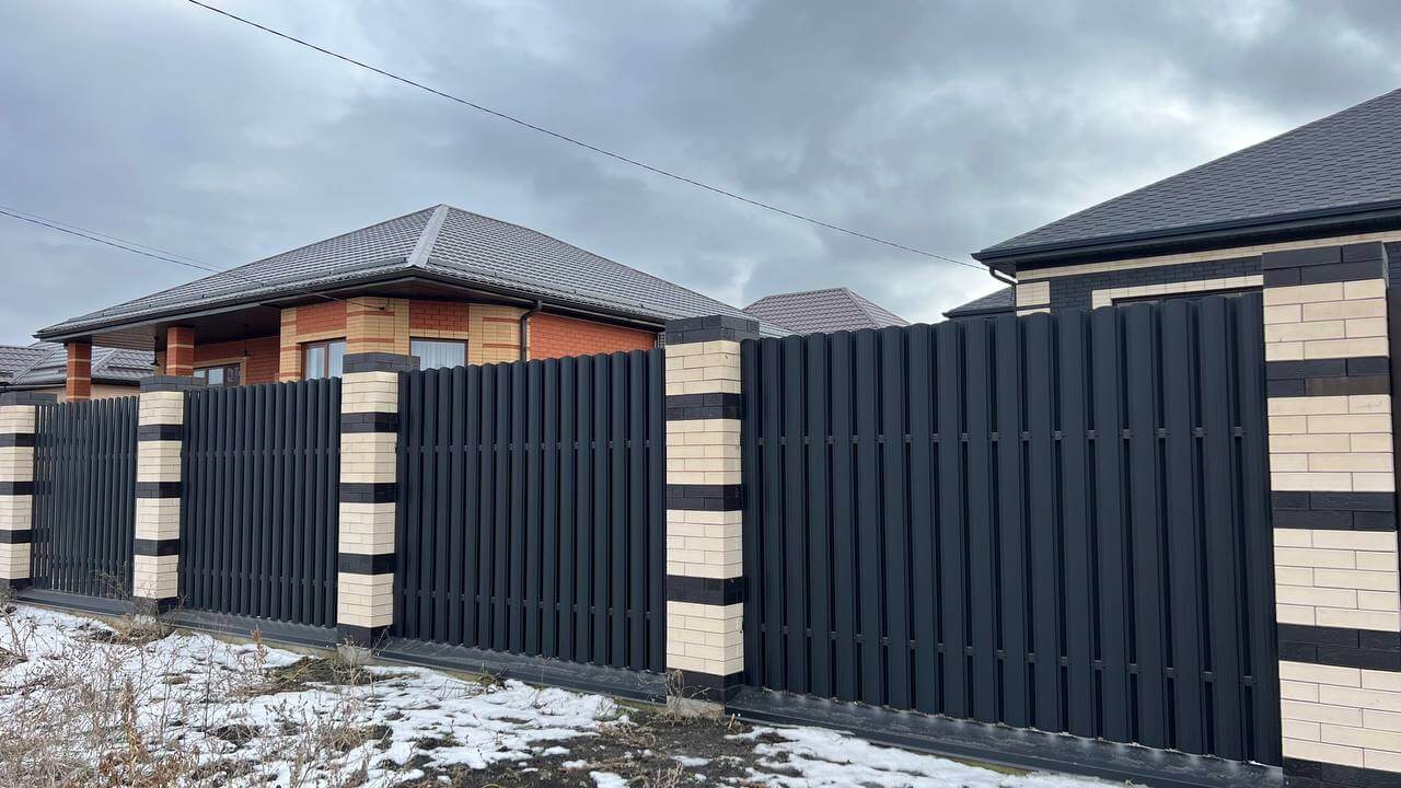 Забор из металлического штакетника RAL9005 Черный МАТТЕ в Алматы