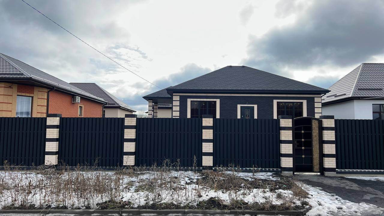 Забор из металлического штакетника RAL9005 Черный МАТТЕ фото 3 в Алматы