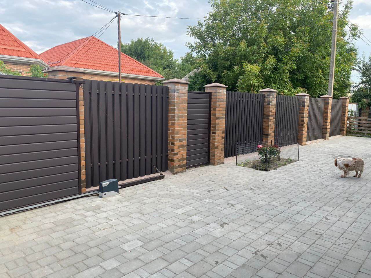 Забор из штакетника полукруглого 22м RAL8019 Темный Шоколад МАТТЕ фото 2 в Алматы