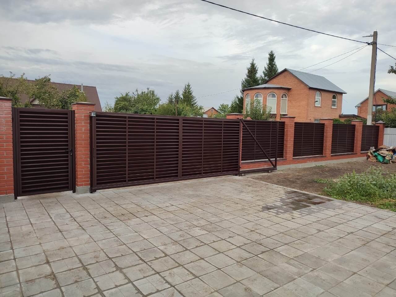 Забор из ламелей Еврожалюзи 28м RAL8017/8017 Шоколад двусторонний фото 3 в Алматы
