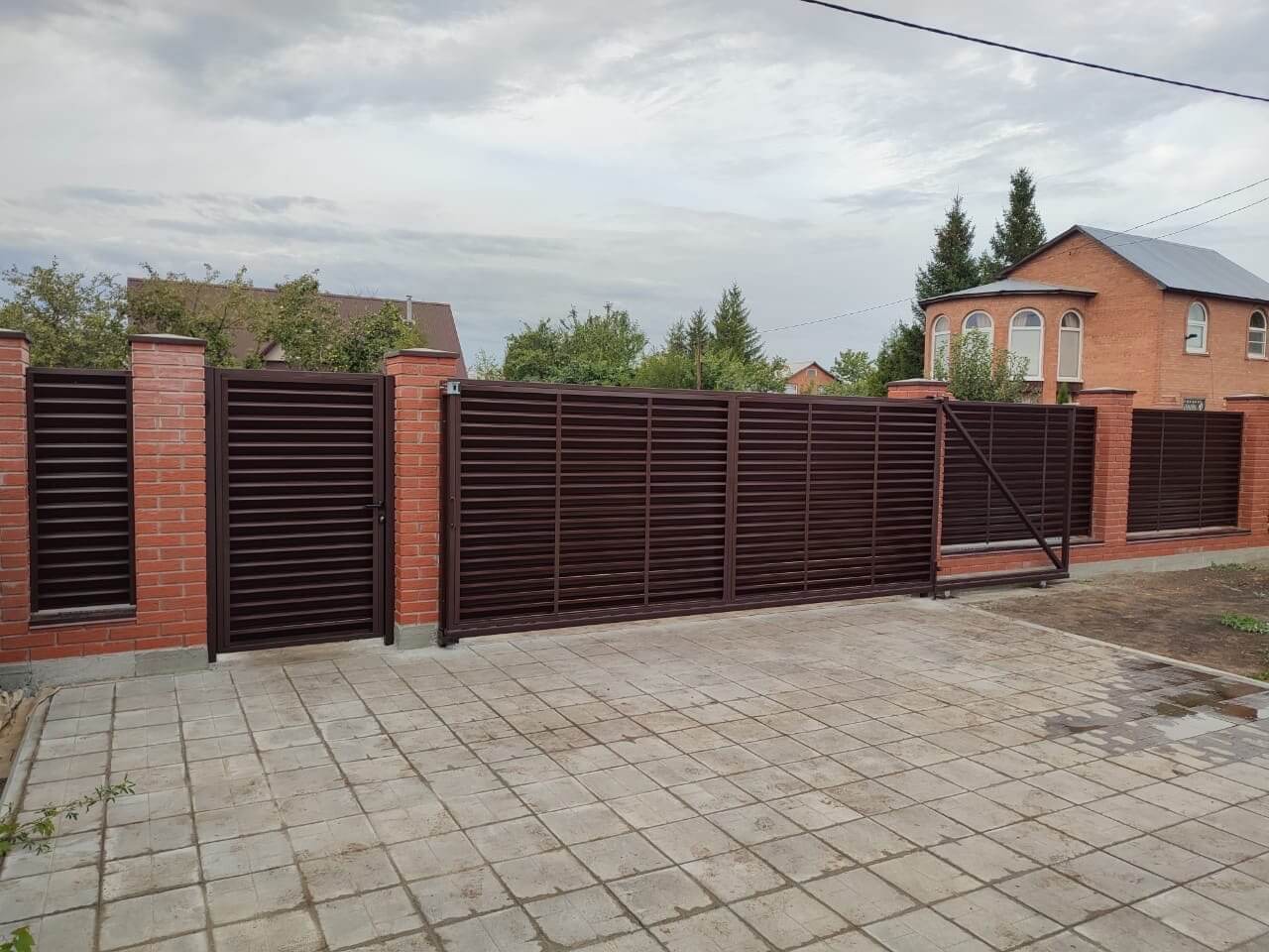 Забор из ламелей Еврожалюзи 28м RAL8017/8017 Шоколад двусторонний в Алматы
