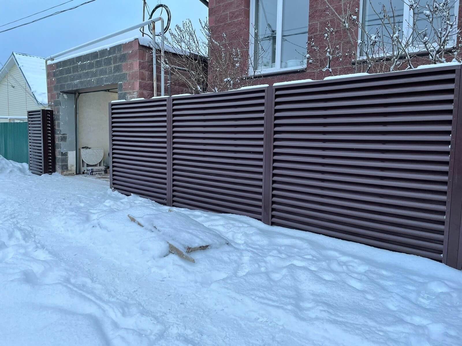 Забор из ламелей еврожалюзи 38м RAL8017/8017 Шоколад двусторонний фото 5 в Алматы