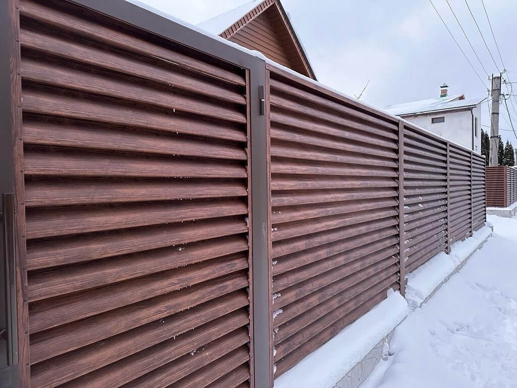 Забор-жалюзи из ламелей еврожалюзи 43м Каштан Printech фото 3 в Алматы