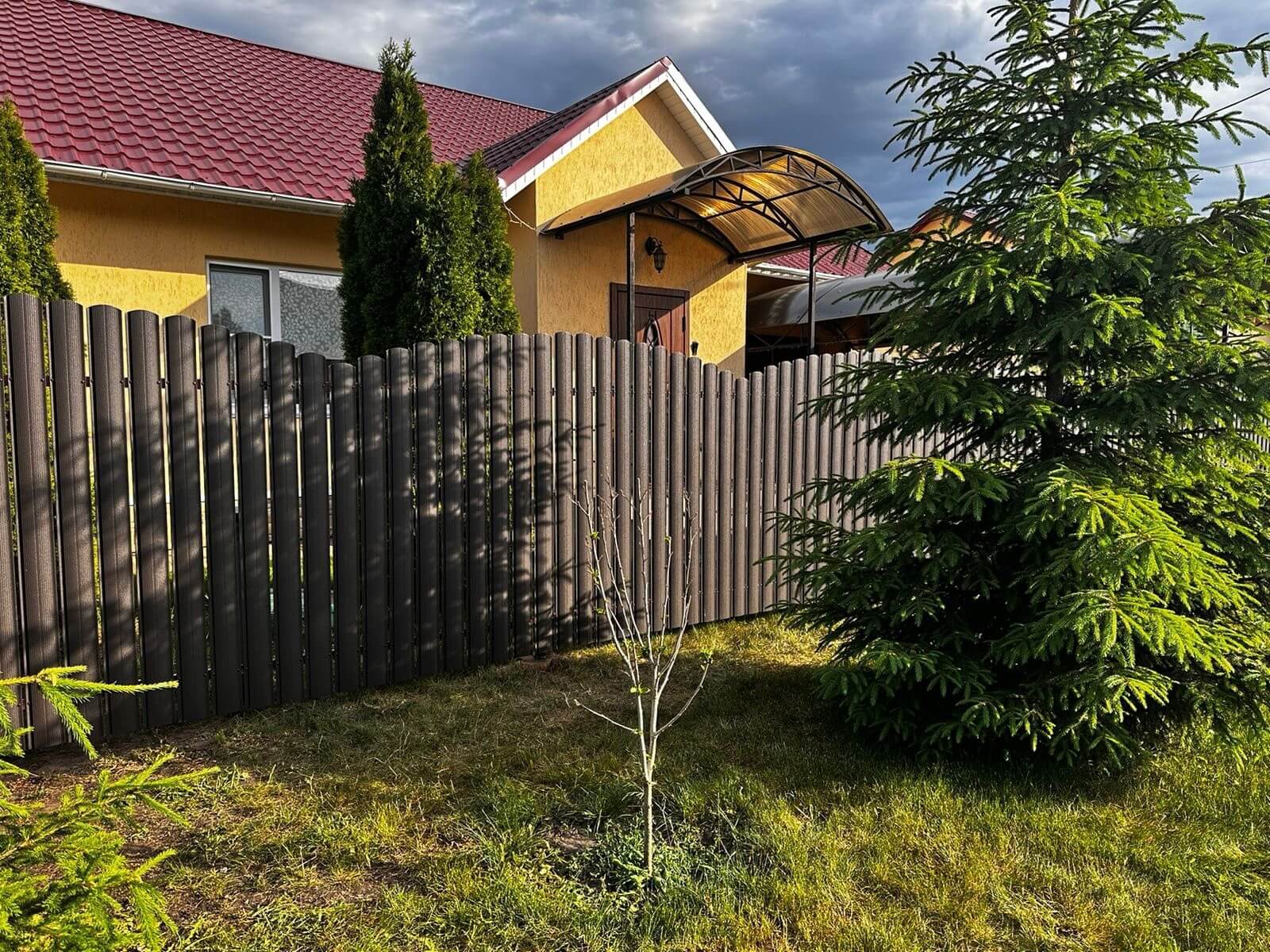 Забор из евроштакетника 37м RAL8019 Темный Шоколад МАТТЕ фото 4 в Алматы