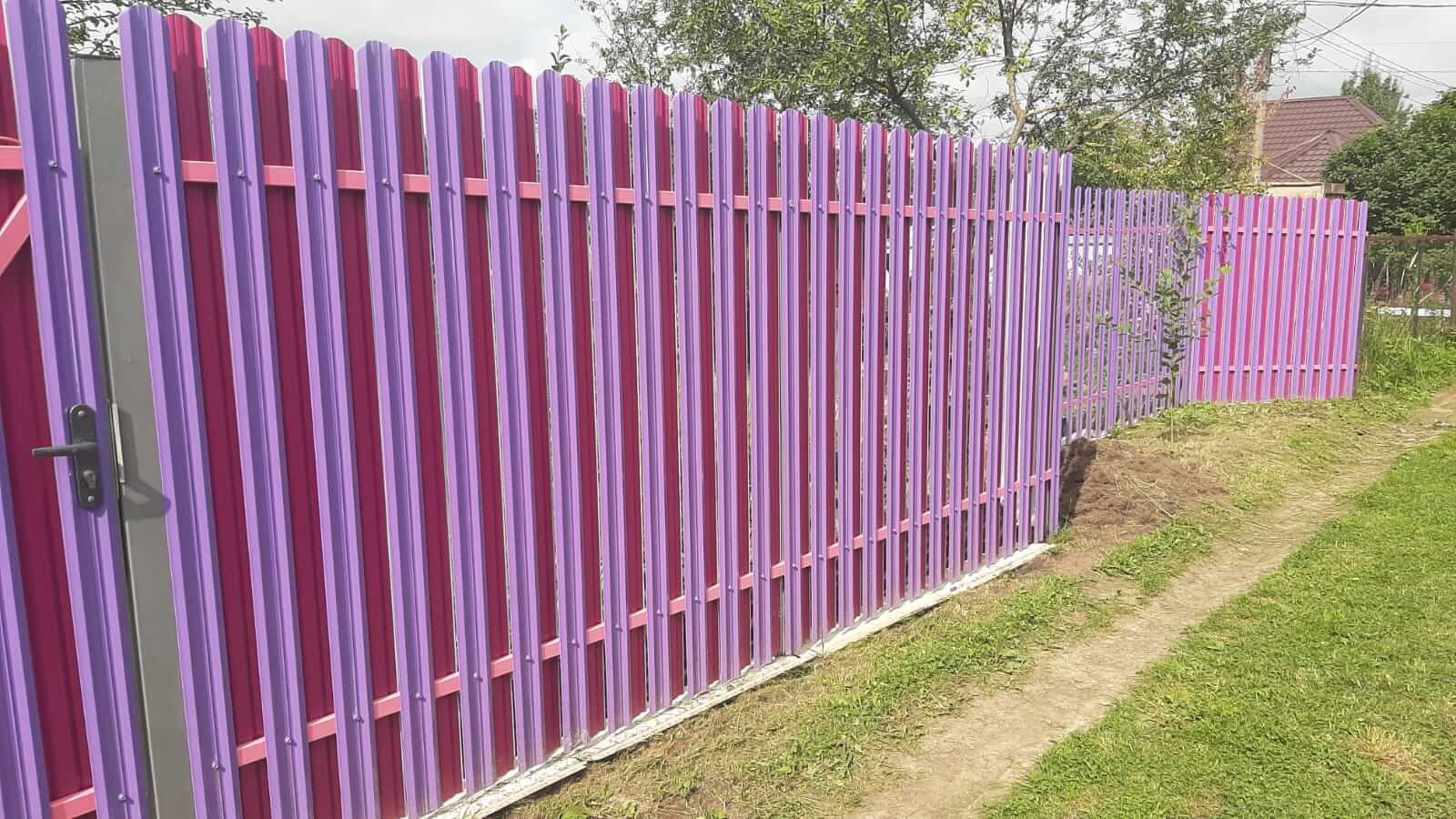 Двухцветный забор из евроштакетника 44м RAL4005 Сиреневый, RAL4006 Пурпурный фото 4 в Алматы