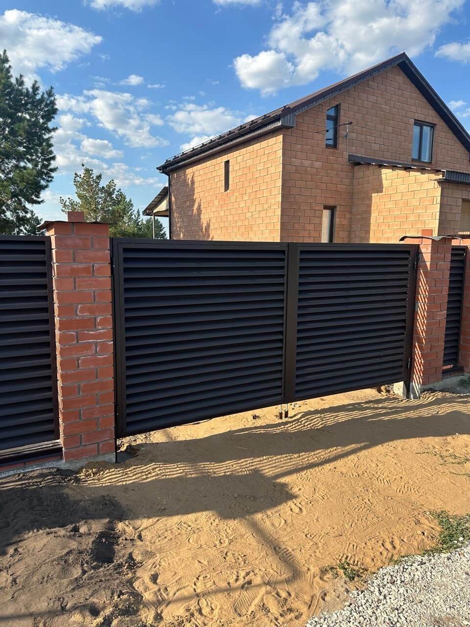 Забор-жалюзи из ламелей Еврожалюзи 38м RAL8019 Темный Шоколад МАТТЕ фото 4 в Алматы