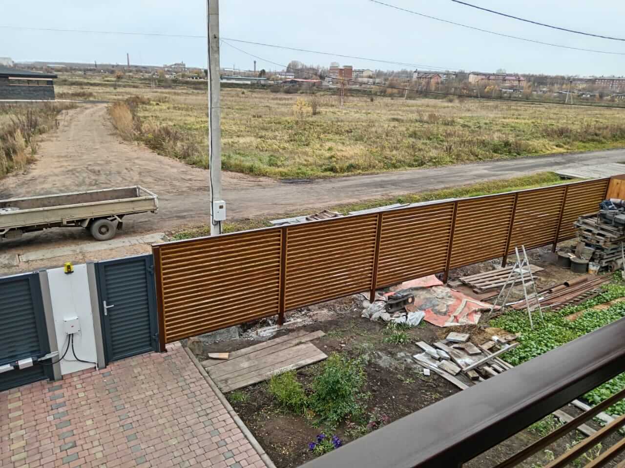 Забор-жалюзи 12м + балконное ограждение из ламелей Еврожалюзи Орех Миланский 3D Принтек фото 2 в Алматы