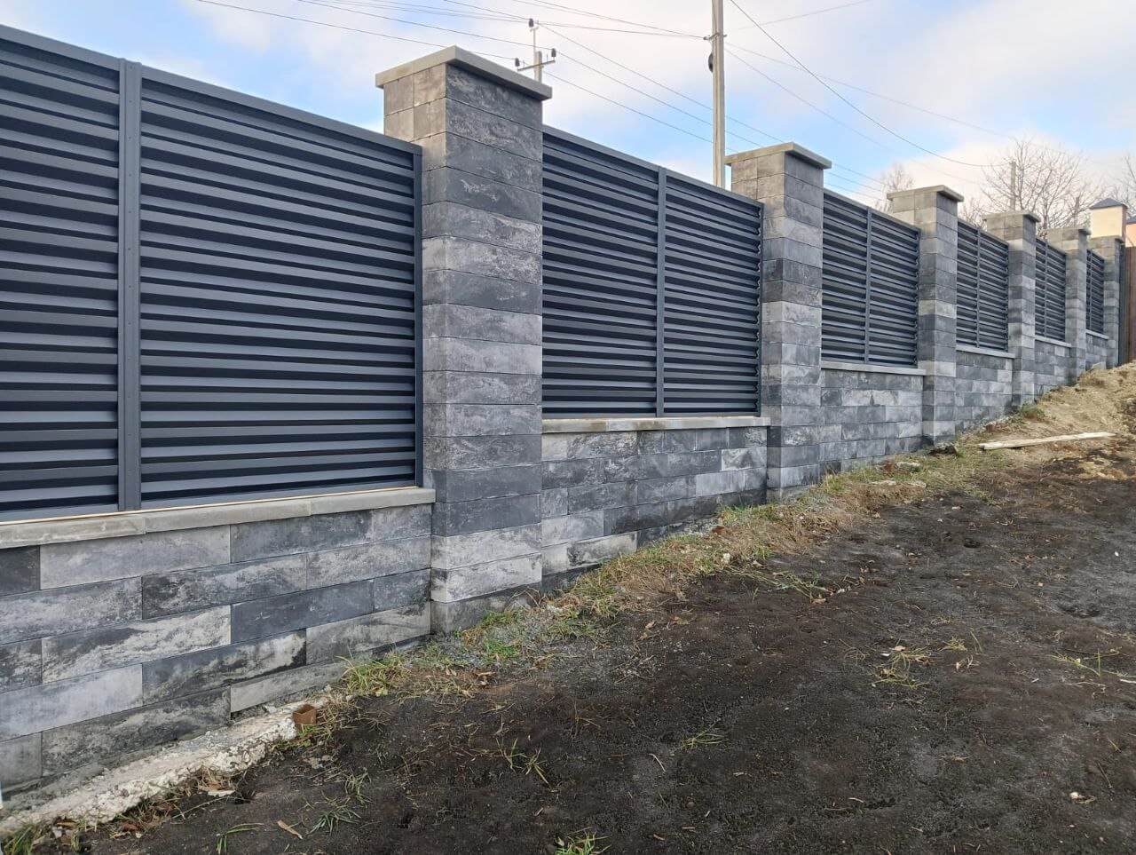 Забор-жалюзи из ламелей Елочка 72м RAL7024/7024 Серый Графит двусторонний МАТТЕ фото 4 в Алматы