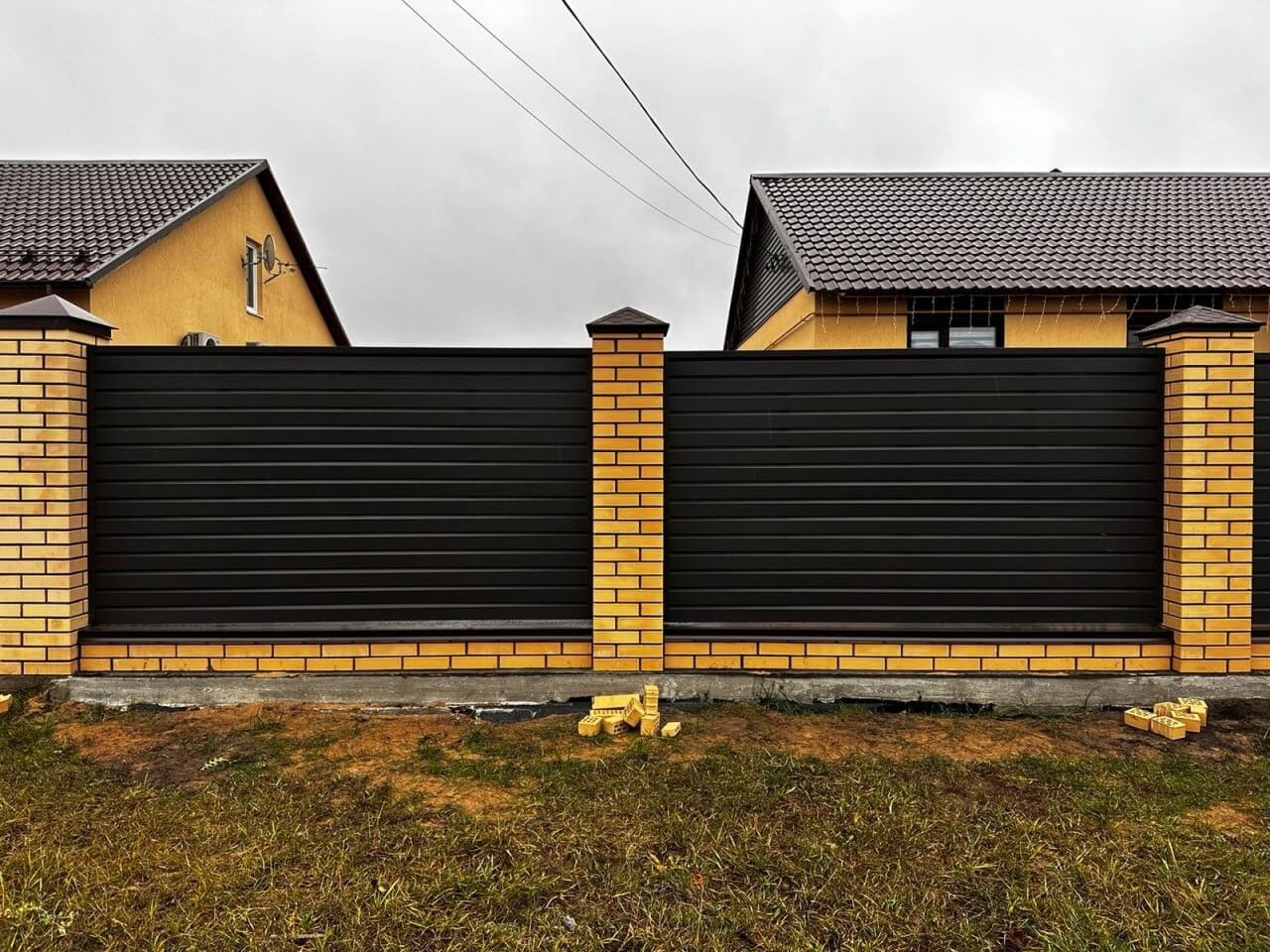 Забор из ламелей Хай-Тек 32м RAL8019/8019 Темный Шоколад двусторонний МАТТЕ фото 1 в Алматы