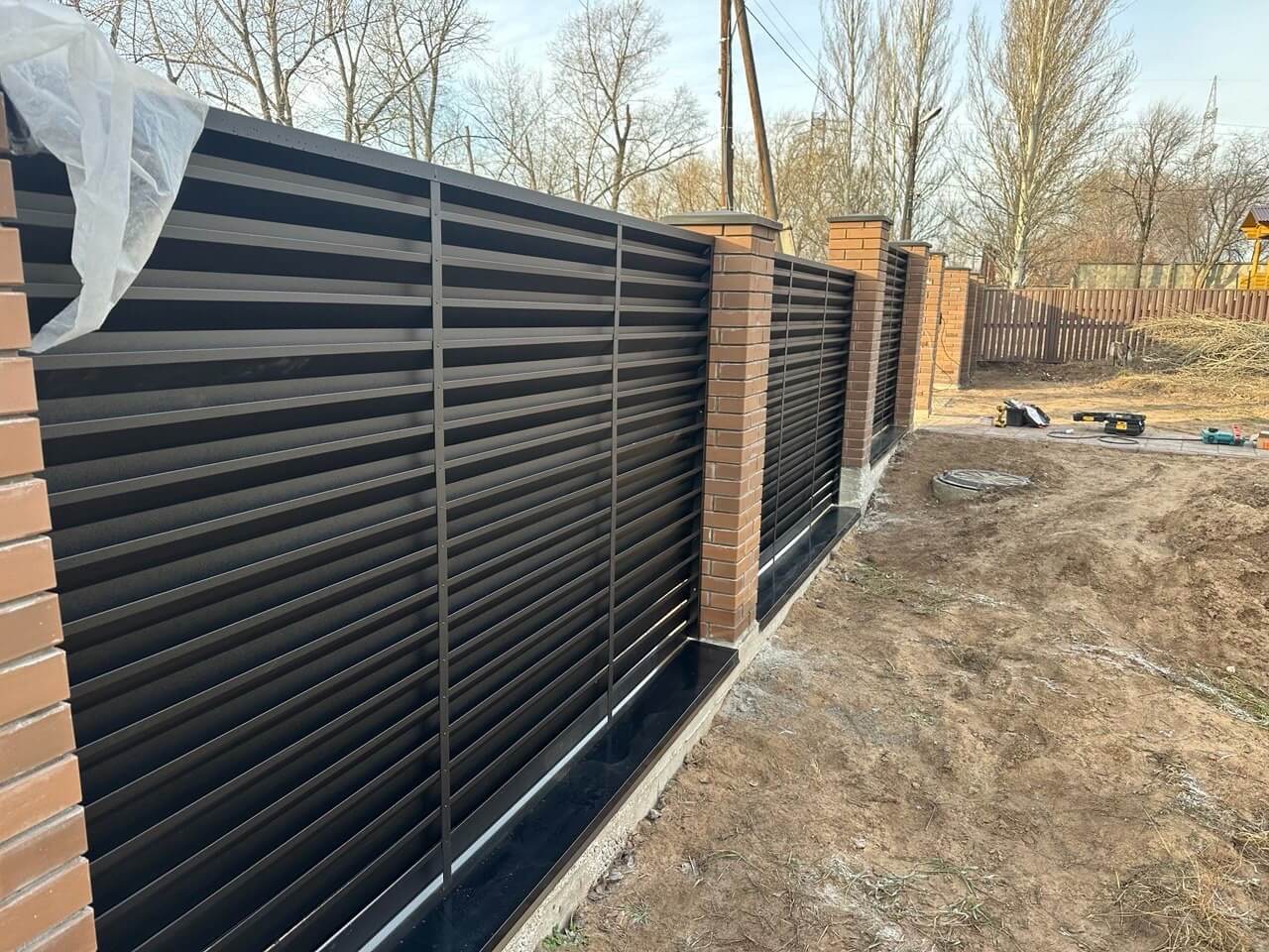Забор-жалюзи из ламелей Хай-Тек 16м RAL9005/9005 Черный двусторонний МАТТЕ фото 1 в Алматы