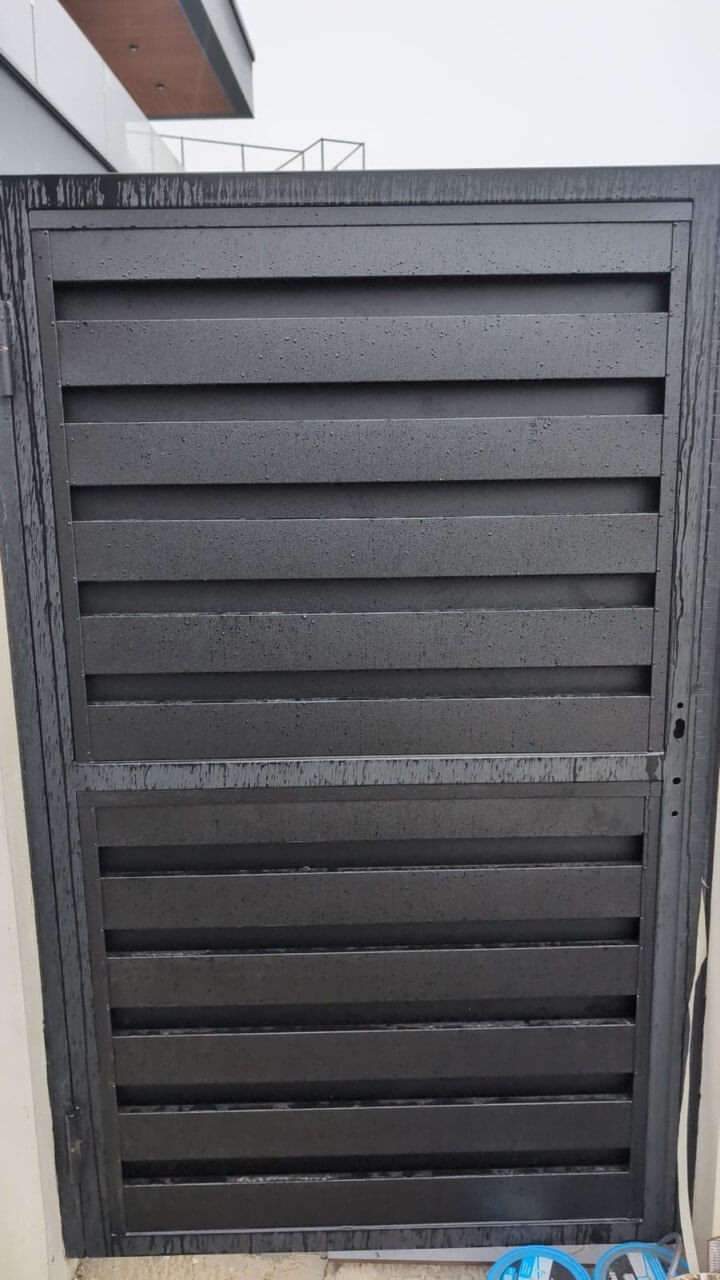 Откатные ворота с калиткой из металлопланкена RAL9005/9005 Черный двусторонний МАТТЕ фото 3 в Алматы