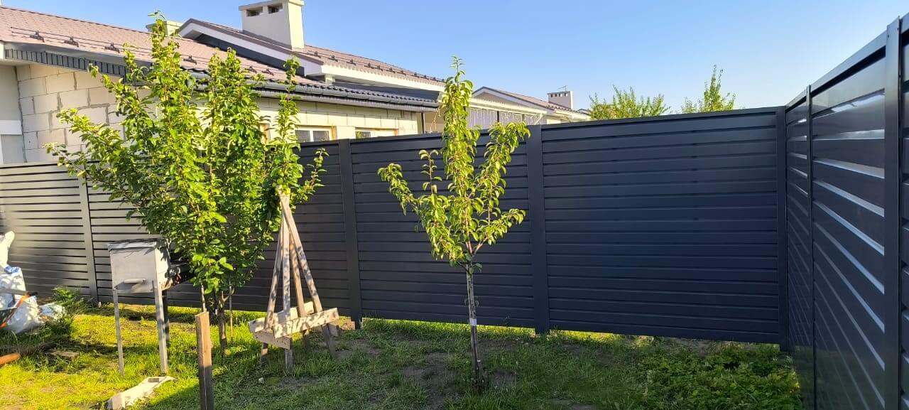 Забор-жалюзи из ламелей Хай-Тек 62м RAL7024/7024 Серый Графит двусторонний фото 4 в Алматы