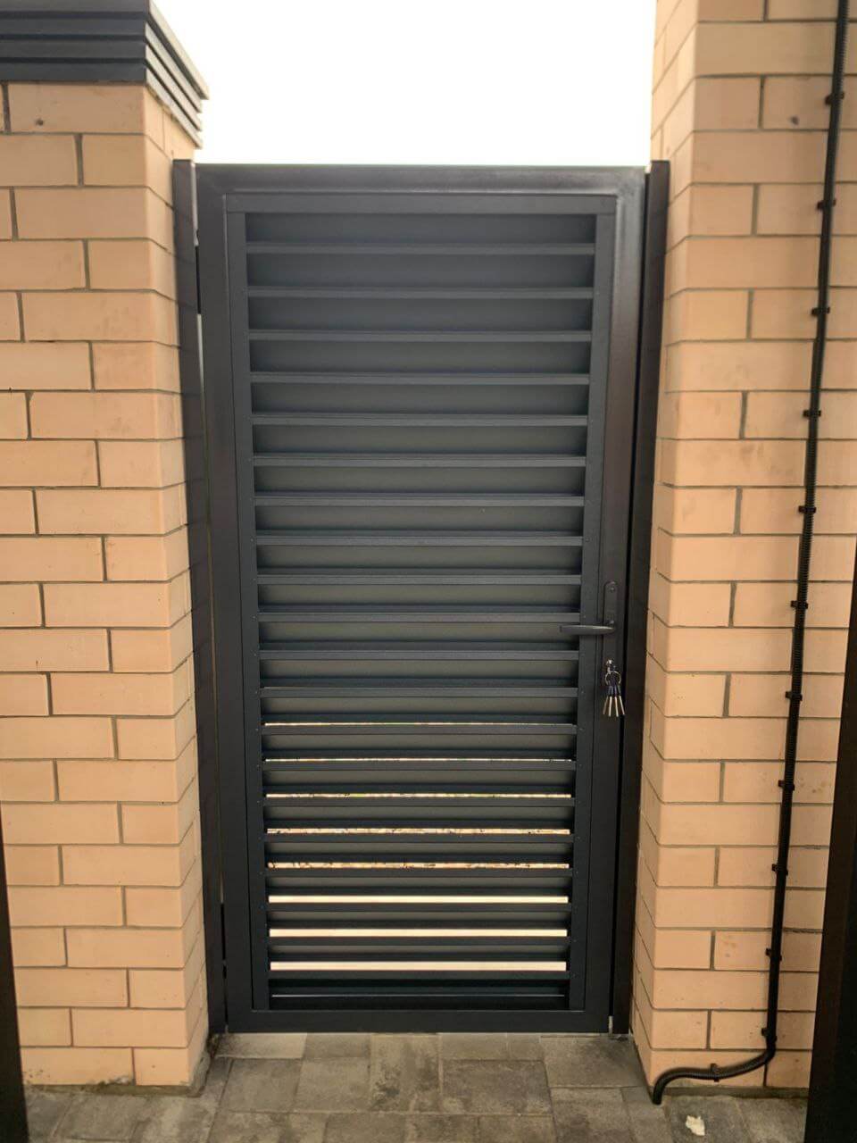 Забор-жалюзи из ламелей ЭКО-Z 25м RAL7024/7024 Серый Графит двусторонний МАТТЕ фото 4 в Алматы