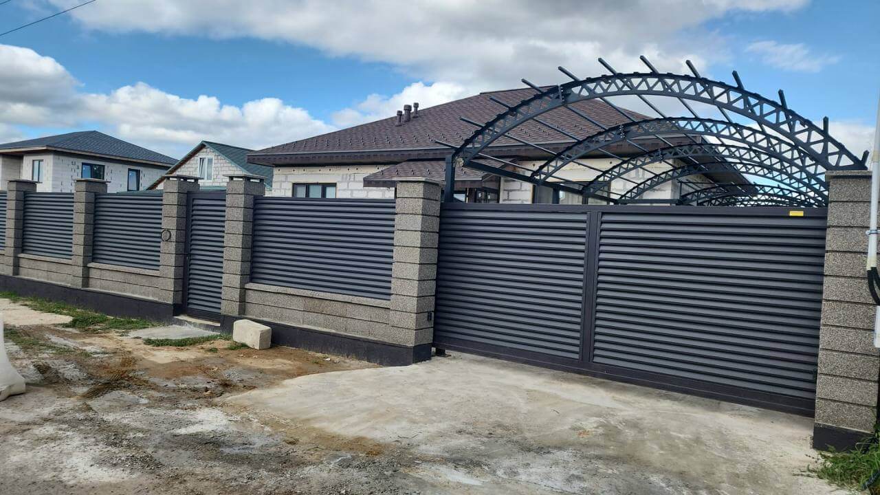 Забор-жалюзи из ламелей Реснички 27м RAL8019/8019 Темный Шоколад двусторонний МАТТЕ фото 2 в Алматы