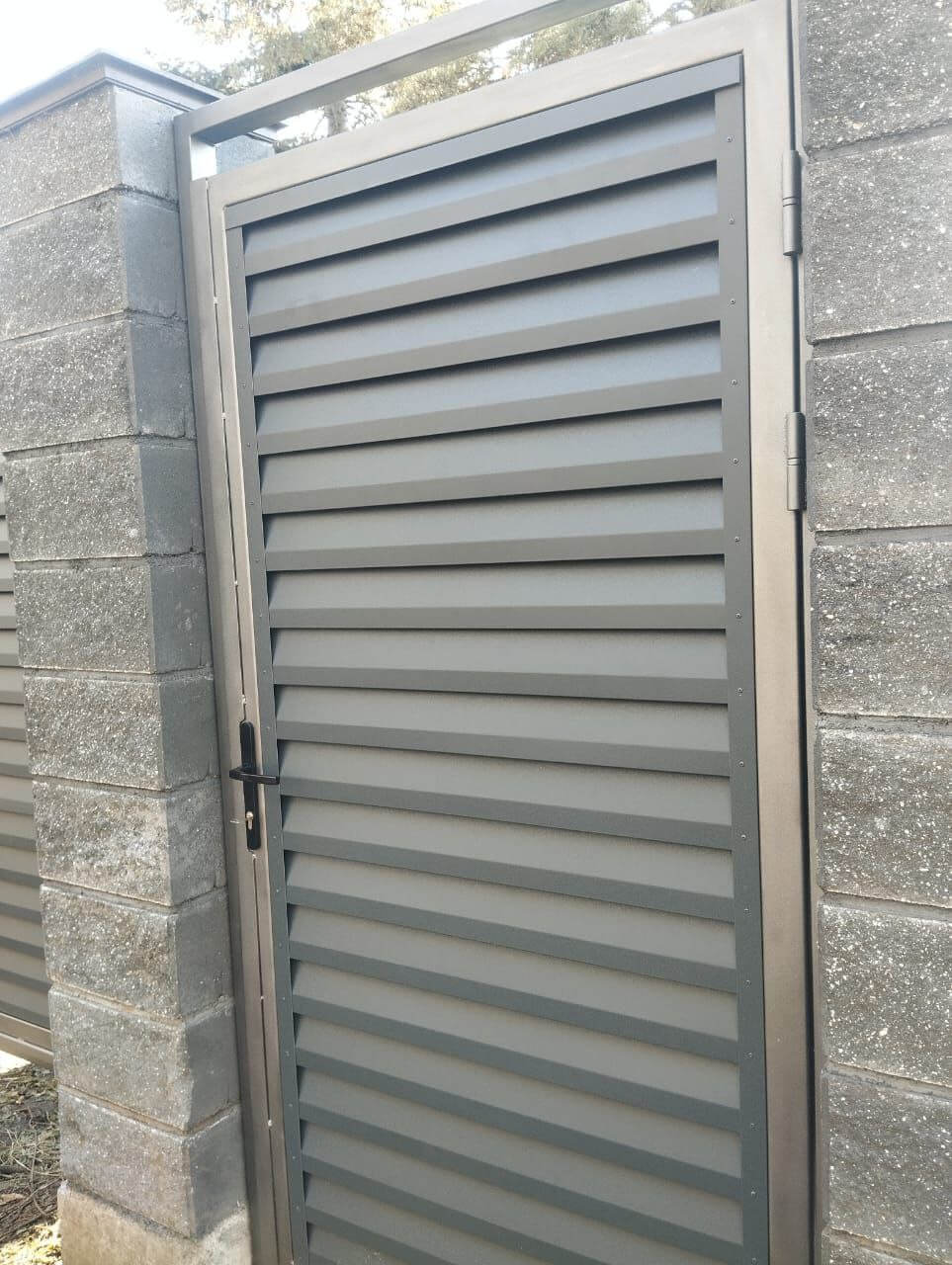 Откатные ворота с калиткой из ламелей Реснички RAL7024/7024 Серый Графит двусторонний МАТТЕ фото 2 в Алматы