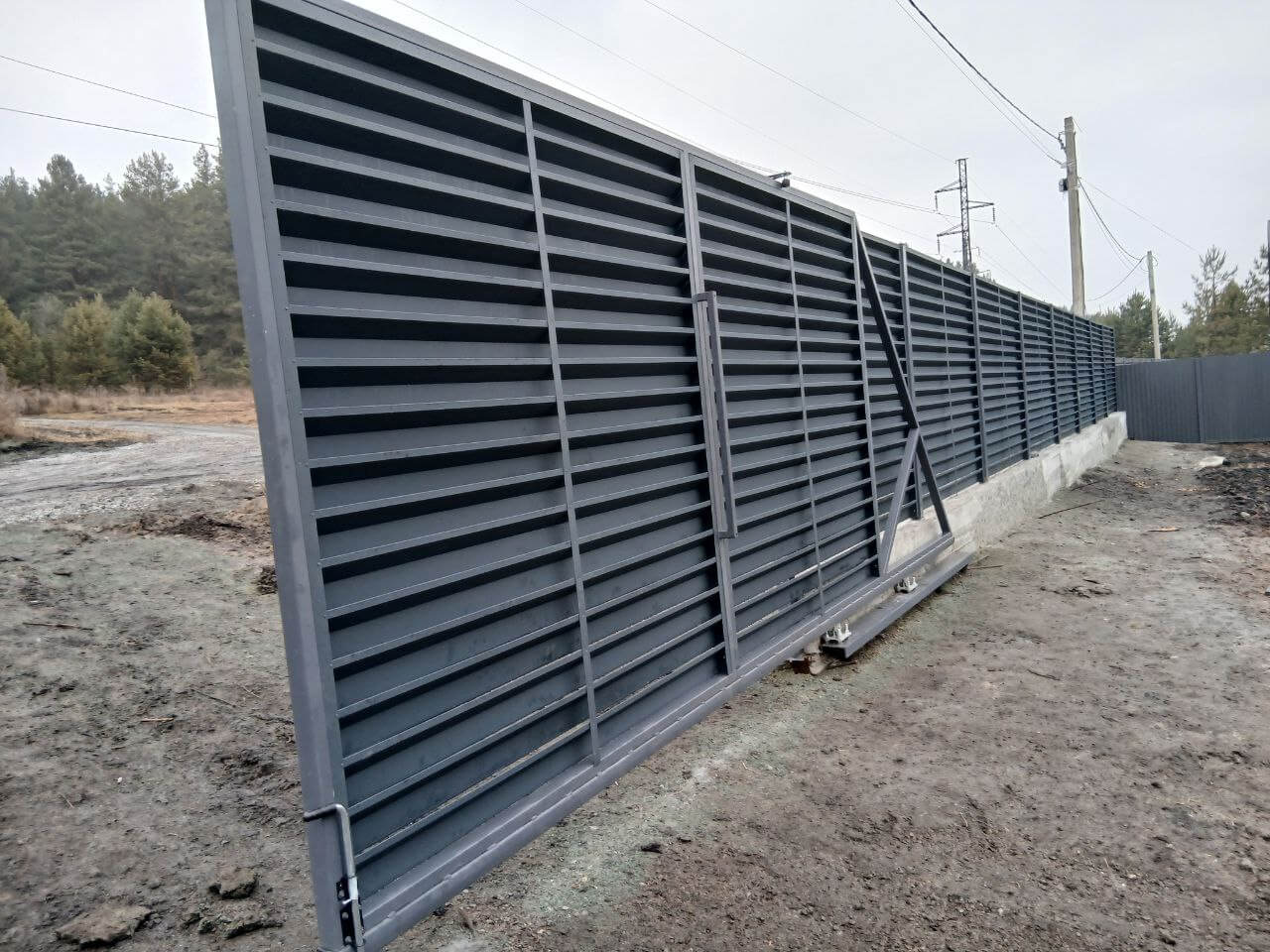 Забор-жалюзи из ламелей Хай-Тек 37м RAL7024/7024 Серый Графит двусторонний МАТТЕ фото 7 в Алматы