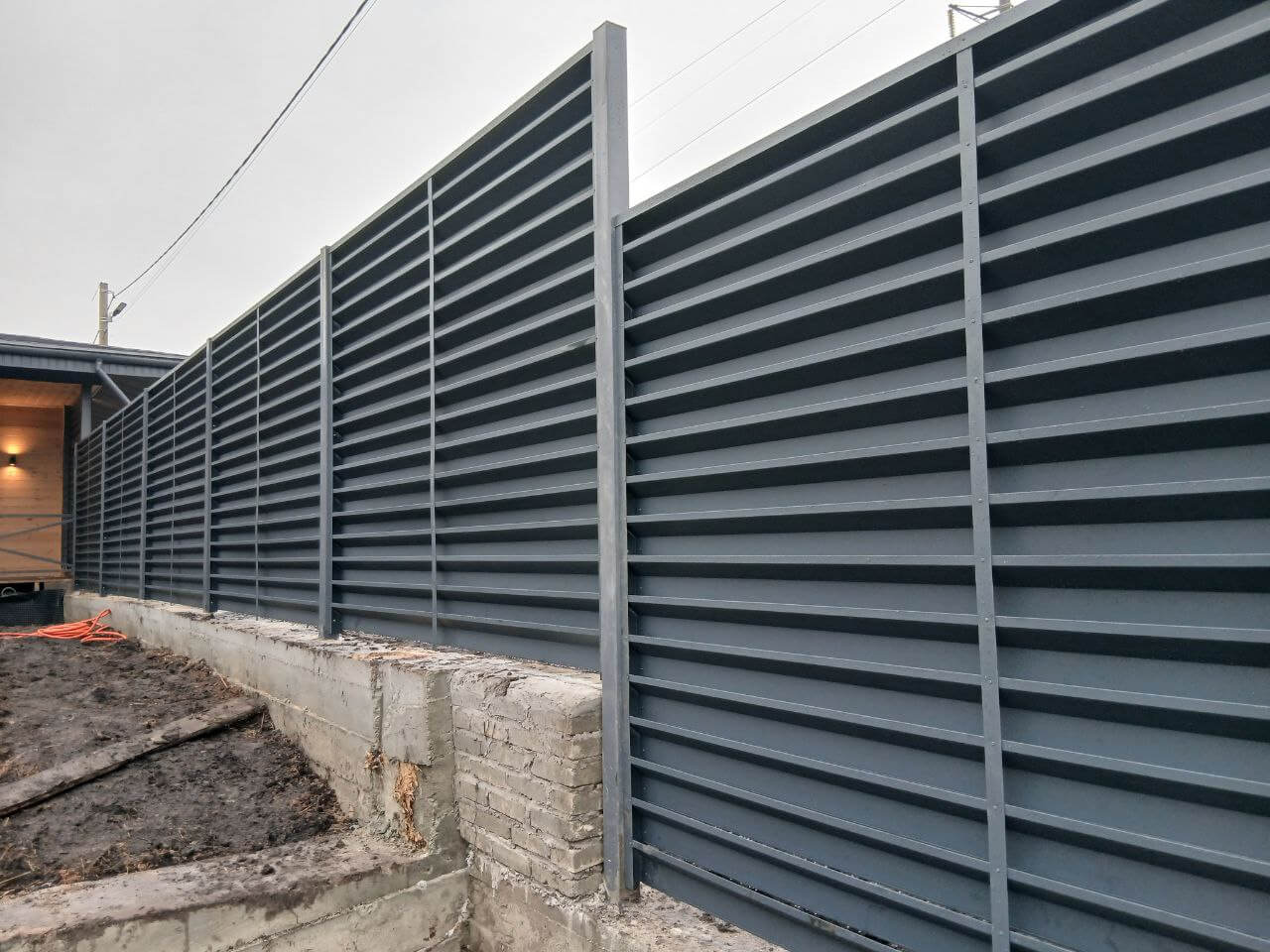 Забор-жалюзи из ламелей Хай-Тек 37м RAL7024/7024 Серый Графит двусторонний МАТТЕ фото 6 в Алматы