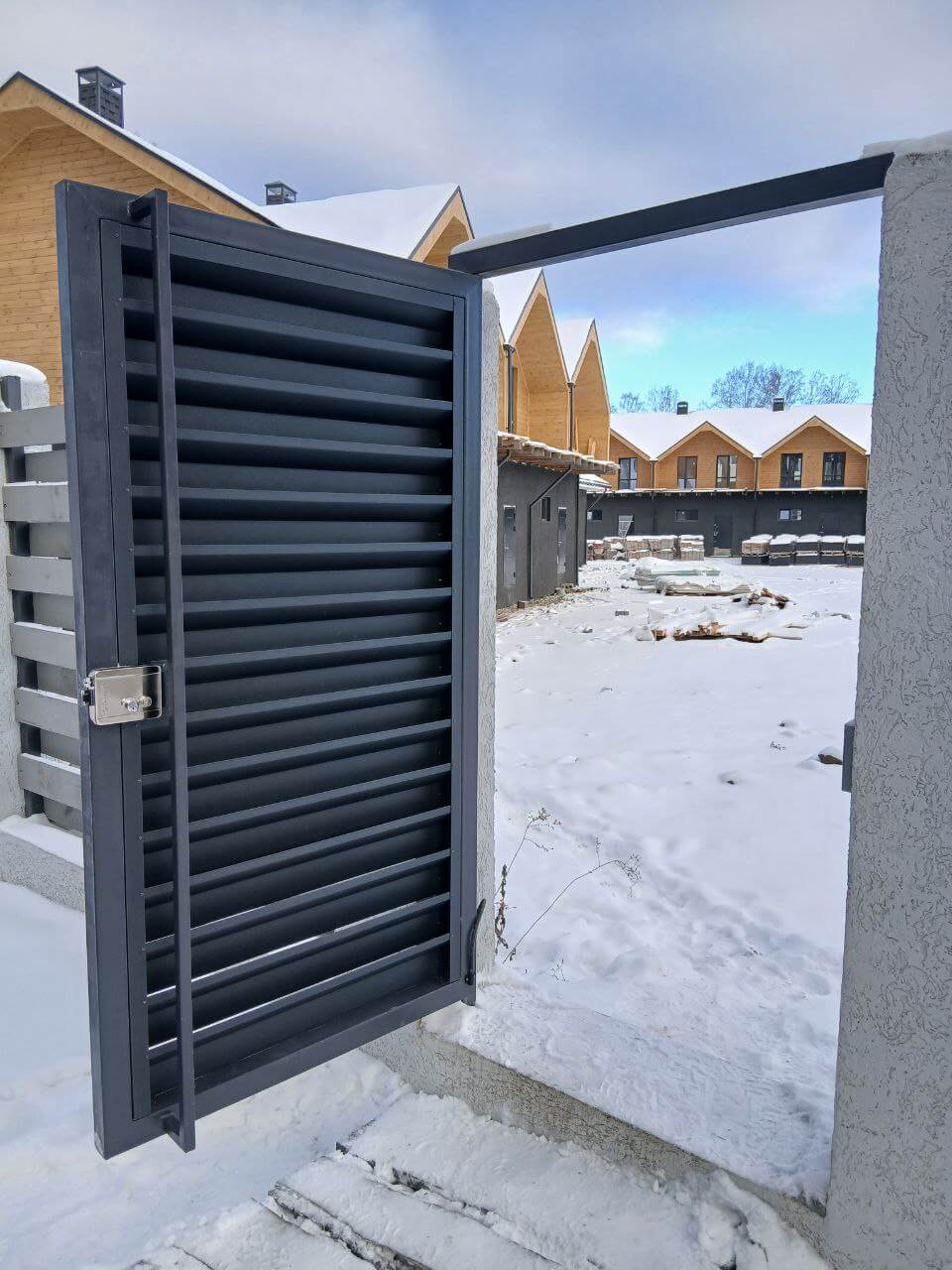 Входная группа из ламелей Хай-Тек RAL7024/7024 Серый Графит двусторонний МАТТЕ фото 21 в Алматы