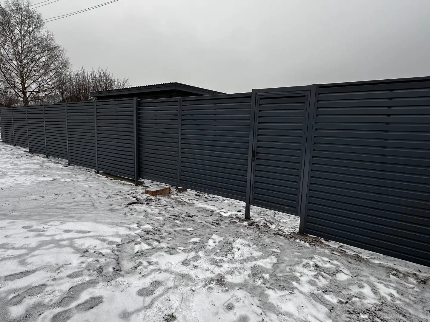 Забор-жалюзи из ламелей Хай-Тек 20м RAL7024/7024 Серый Графит двусторонний МАТТЕ фото 4 в Алматы