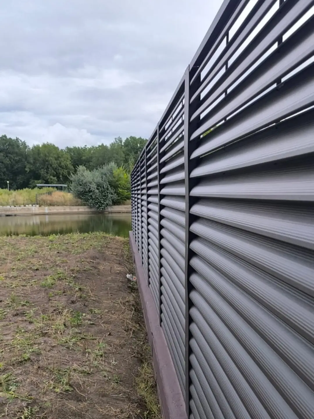 Забор-жалюзи из ламелей еврожалюзи 86м RAL8019/8019 Темный Шоколад двусторонний МАТТЕ фото 7 в Алматы