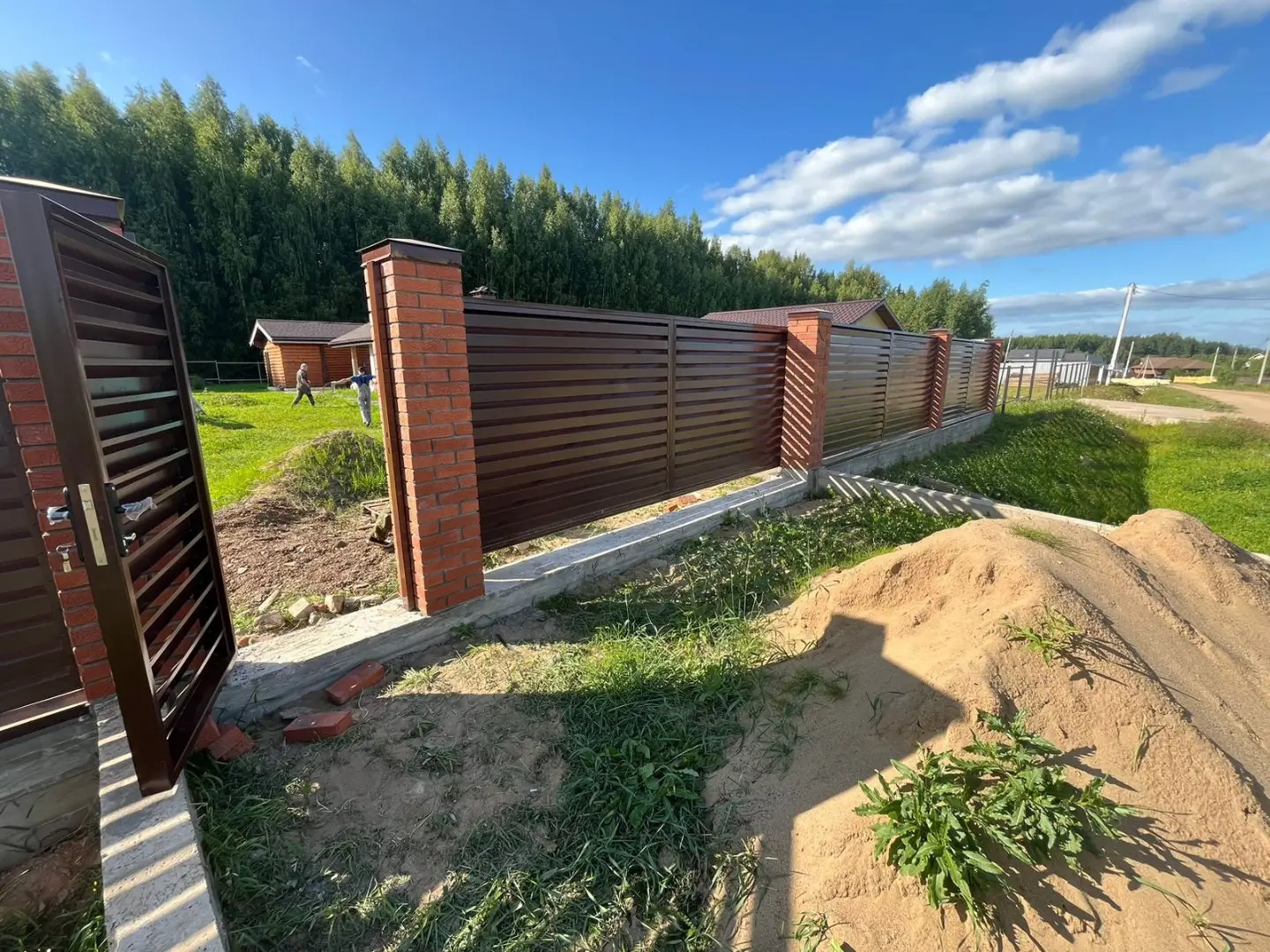 Забор-жалюзи из ламелей Хай-Тек 26м RAL8017/8017 Шоколад двусторонний фото 5 в Алматы