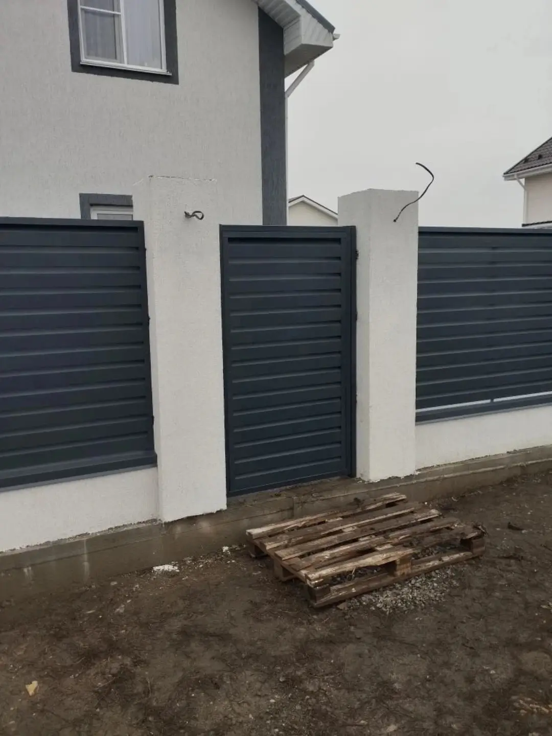 Забор-жалюзи из ламелей Хай-Тек 12м RAL7024 Серый Графит МАТТЕ фото 1 в Алматы