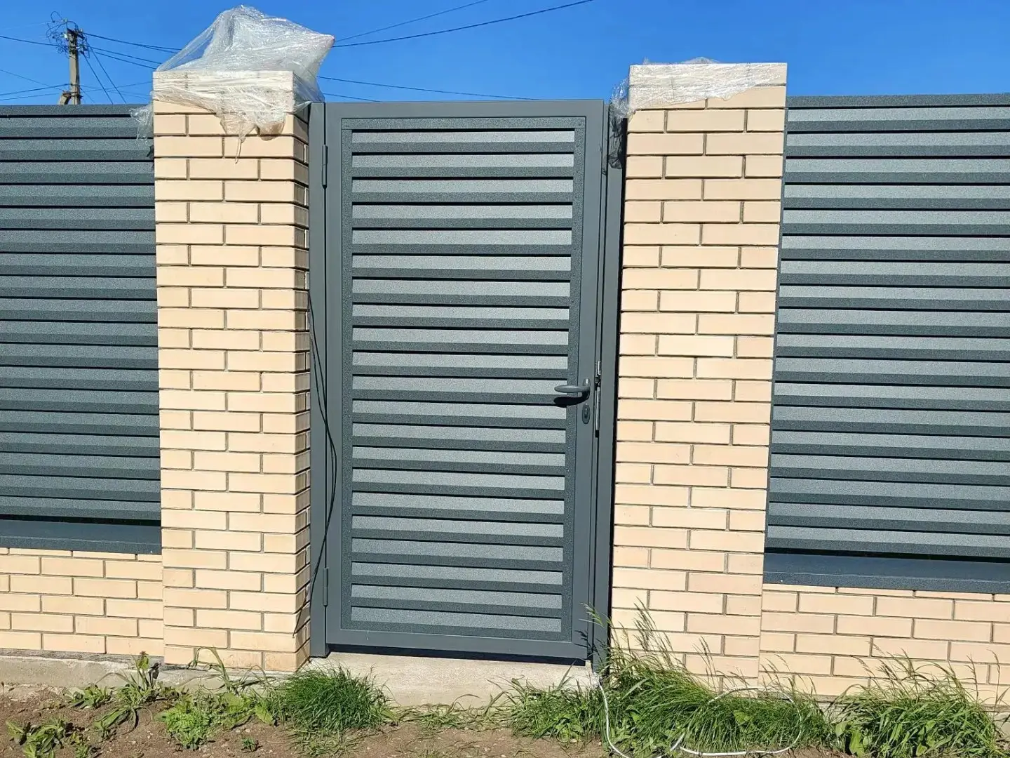 Забор-жалюзи из ламелей Реснички 16м RAL7024 Серый Графит Стальной Бархат фото 2 в Алматы